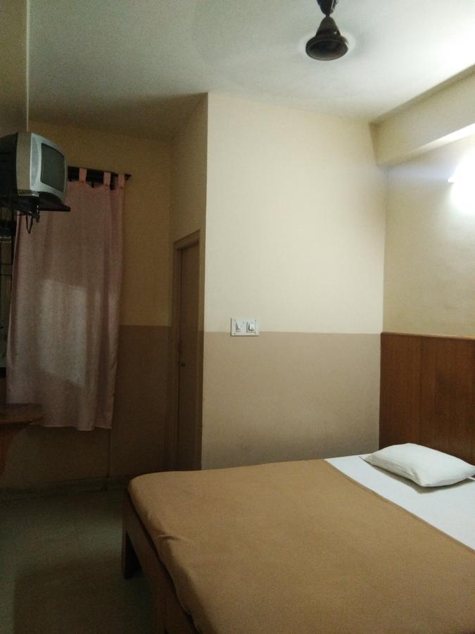 Veekay Tourist Home Бангалор Экстерьер фото